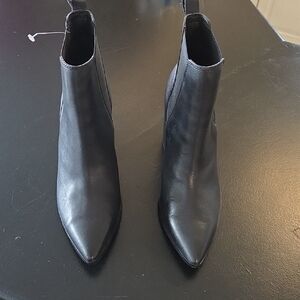 Steve Madden Size 10 Black Pointed-Toe Leather Ankle Booties